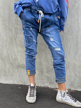 Load image into Gallery viewer, Distressed Jogger Jean