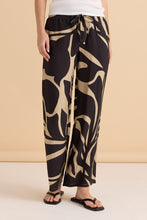 Load image into Gallery viewer, Sutton Relax Pant - Monochrome Floral
