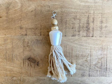 Load image into Gallery viewer, Shell Key Chains
