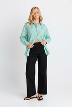 Load image into Gallery viewer, Straight Stretch Jean - Indy Blue &amp; Black
